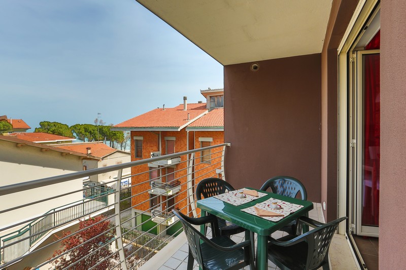 Balcone con tavolo da giardino e sedie verdi Appartamento Pineto Vacanza Residence Claudia int. V