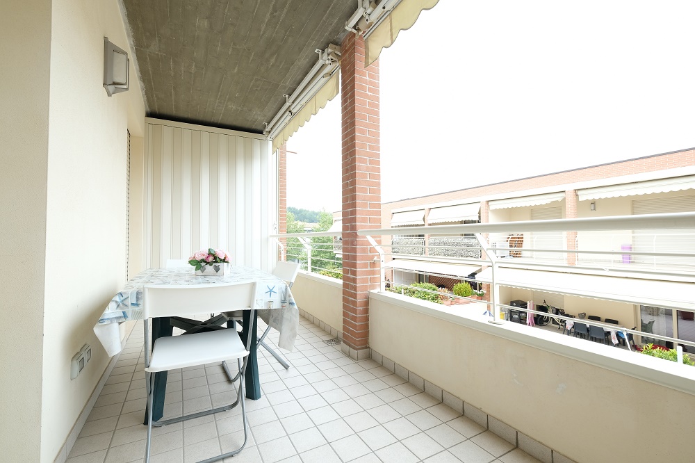 Balcone con tavolo da giardino e sedie bianche Appartamento Pineto Vacanza Poseidon 1