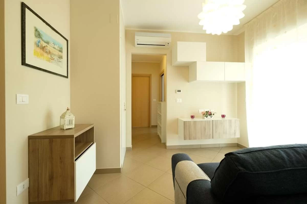 Sala con sofà blu ed aria condizionata Appartamento Pineto Vacanza Acqua Marina 1