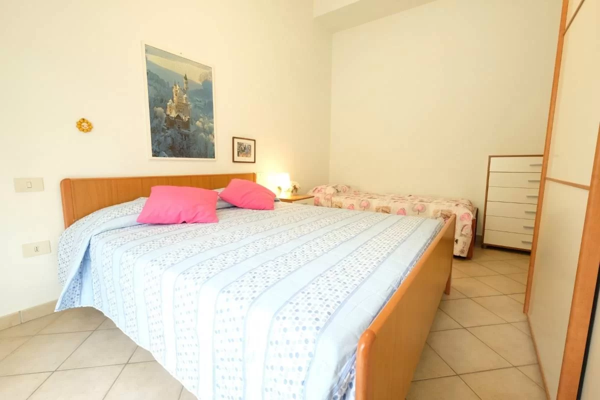 Camera doppia con letto matrimoniale ed un letto singolo Appartamento Pineto Vacanza Armonia