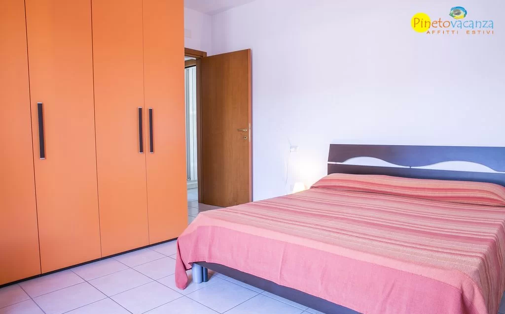 Camera matrimoniale con armadio arancione Appartamento Pineto Vacanza Ficus