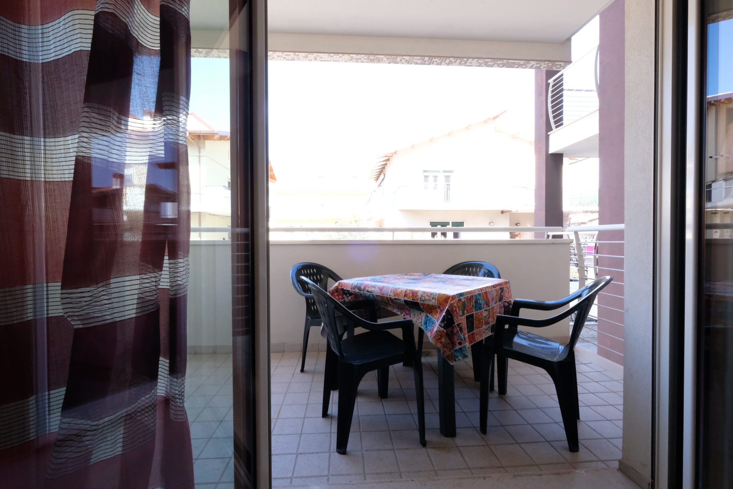 Balcone con tavolo da giardino e sedie Appartamento Pineto Vacanza Residence Claudia int. F