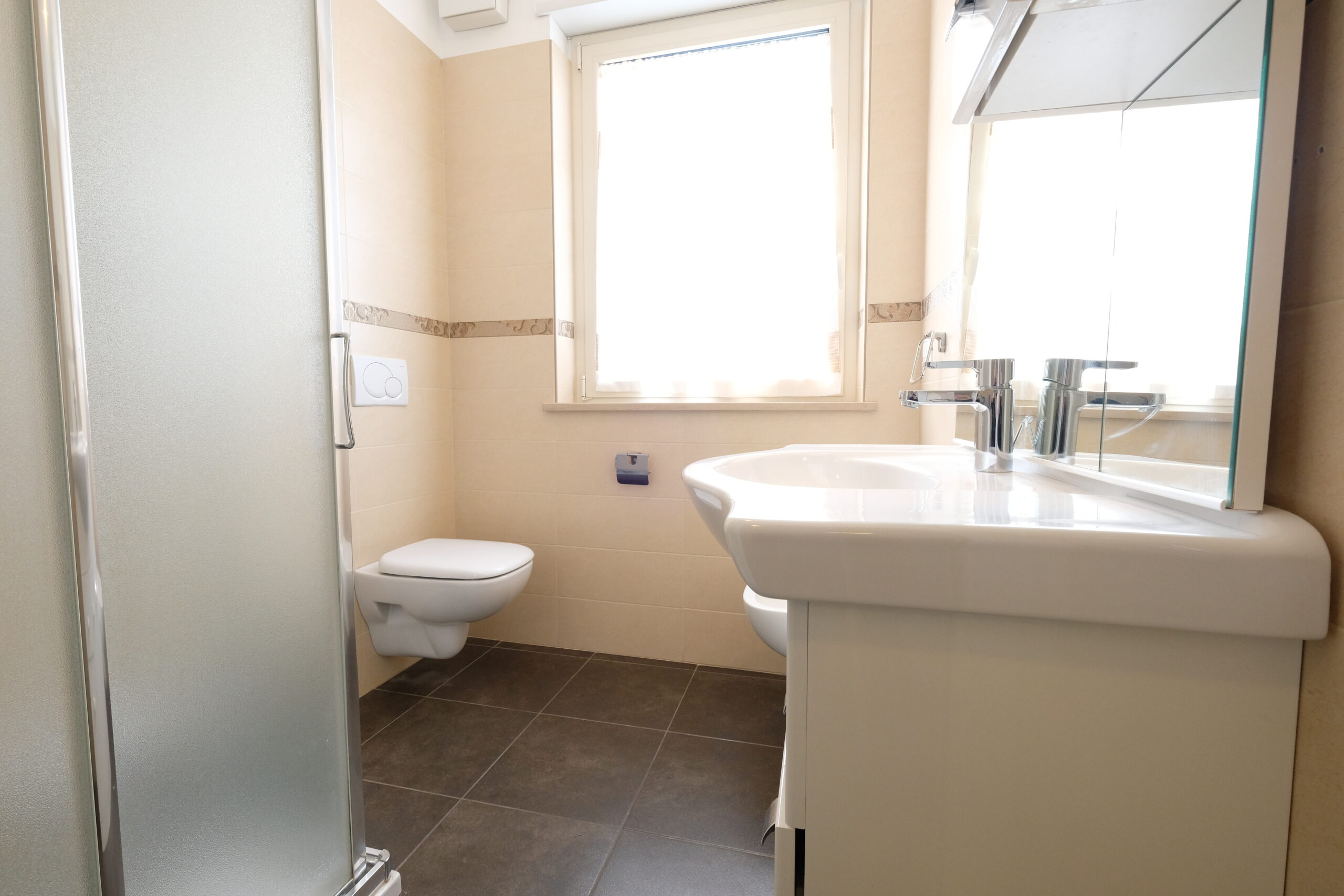 Bagno con lavandino a specchio, doccia e gabinetto Appartamento Pineto Vacanza Residence Claudia int. M