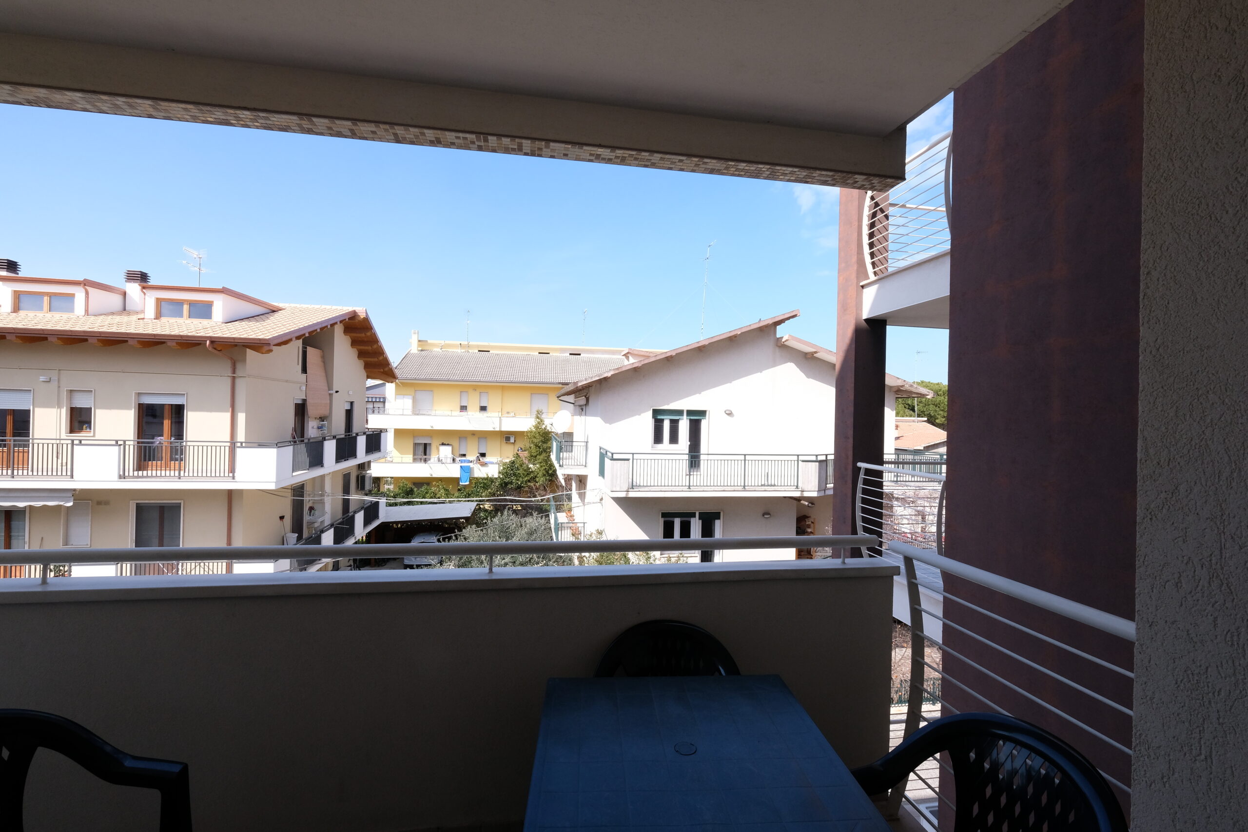 Balcone con tavolo e sedie con vista panorama Appartamento Pineto Vacanza Residence Claudia int. M