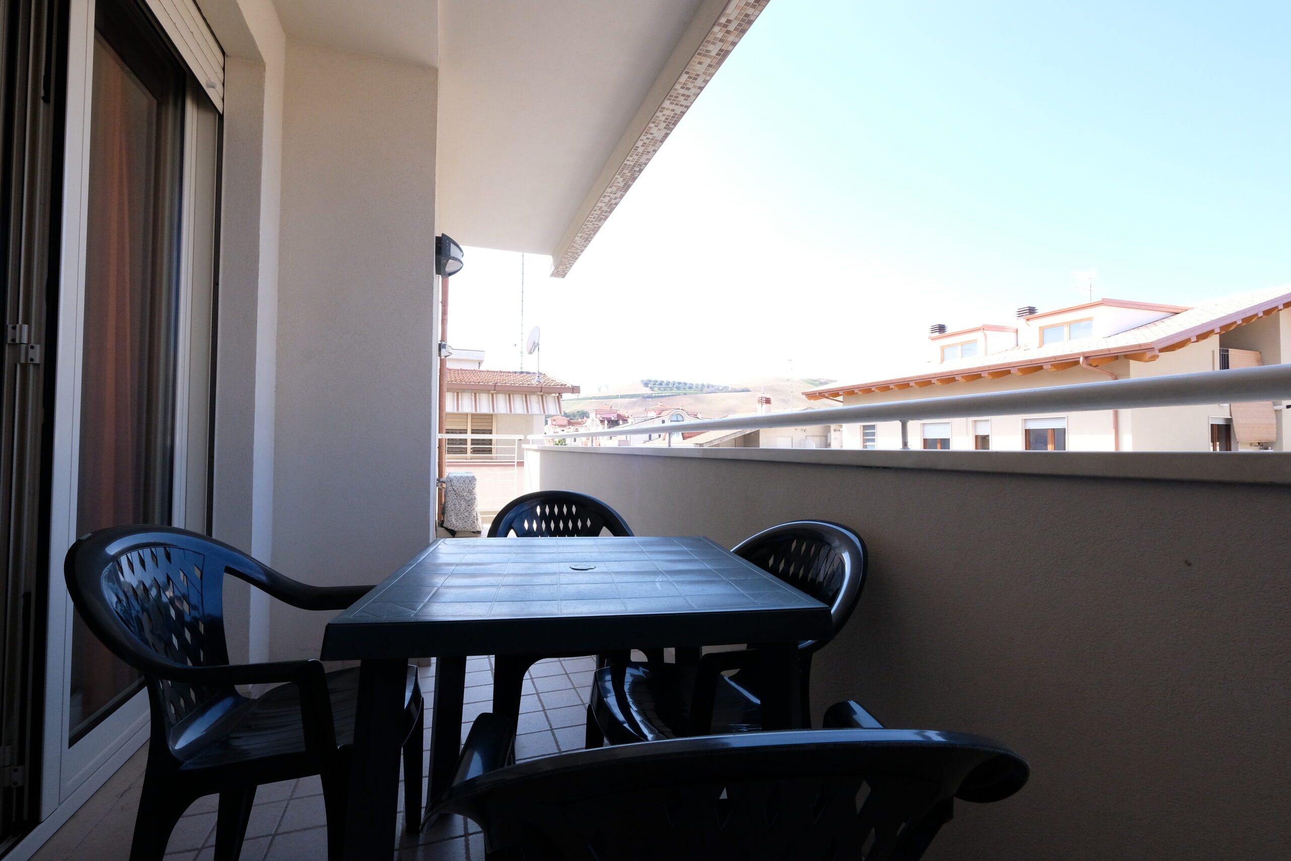 Balcone con tavolo e sedie color verde scuro Appartamento Pineto Vacanza Residence Claudia int. M