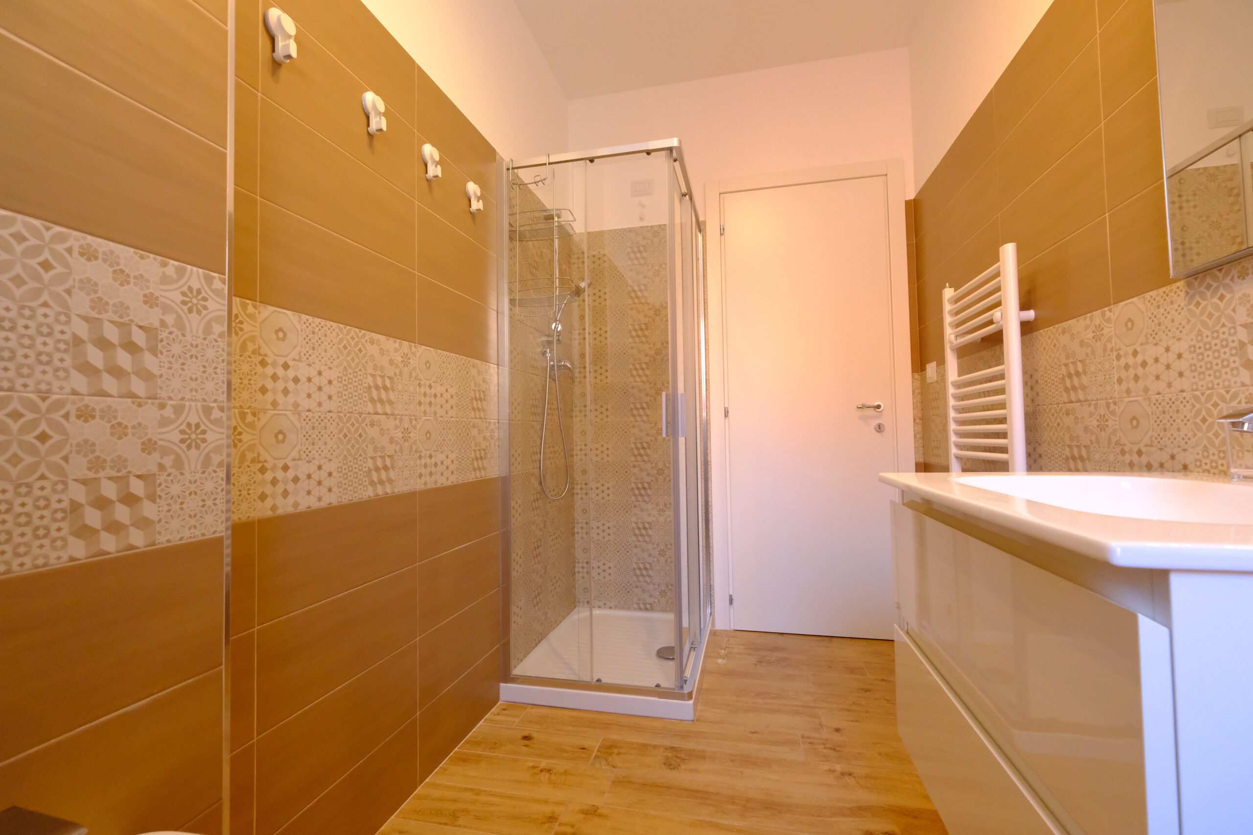 Bagno con lavandino e doccia Appartamento Pineto Vacanza Venere 1