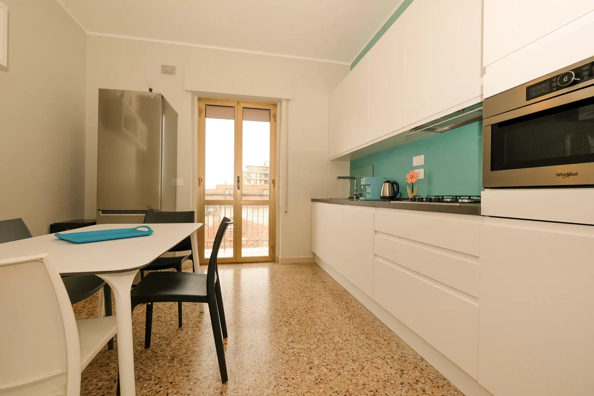 Cucina bianca con tavolo e sedie Appartamento Pineto Vacanza Il Faro