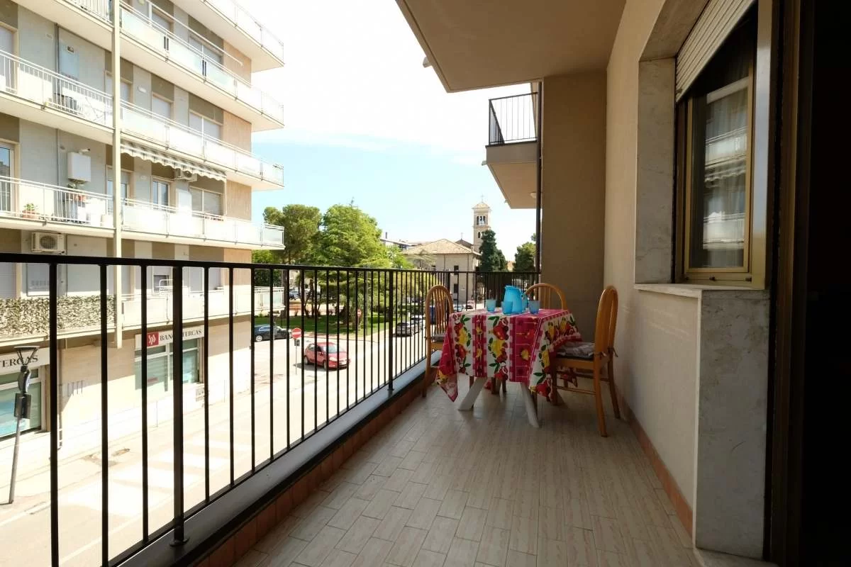 Balcone con tavolino e sedie marroni Appartamento Pineto Vacanza Malibù