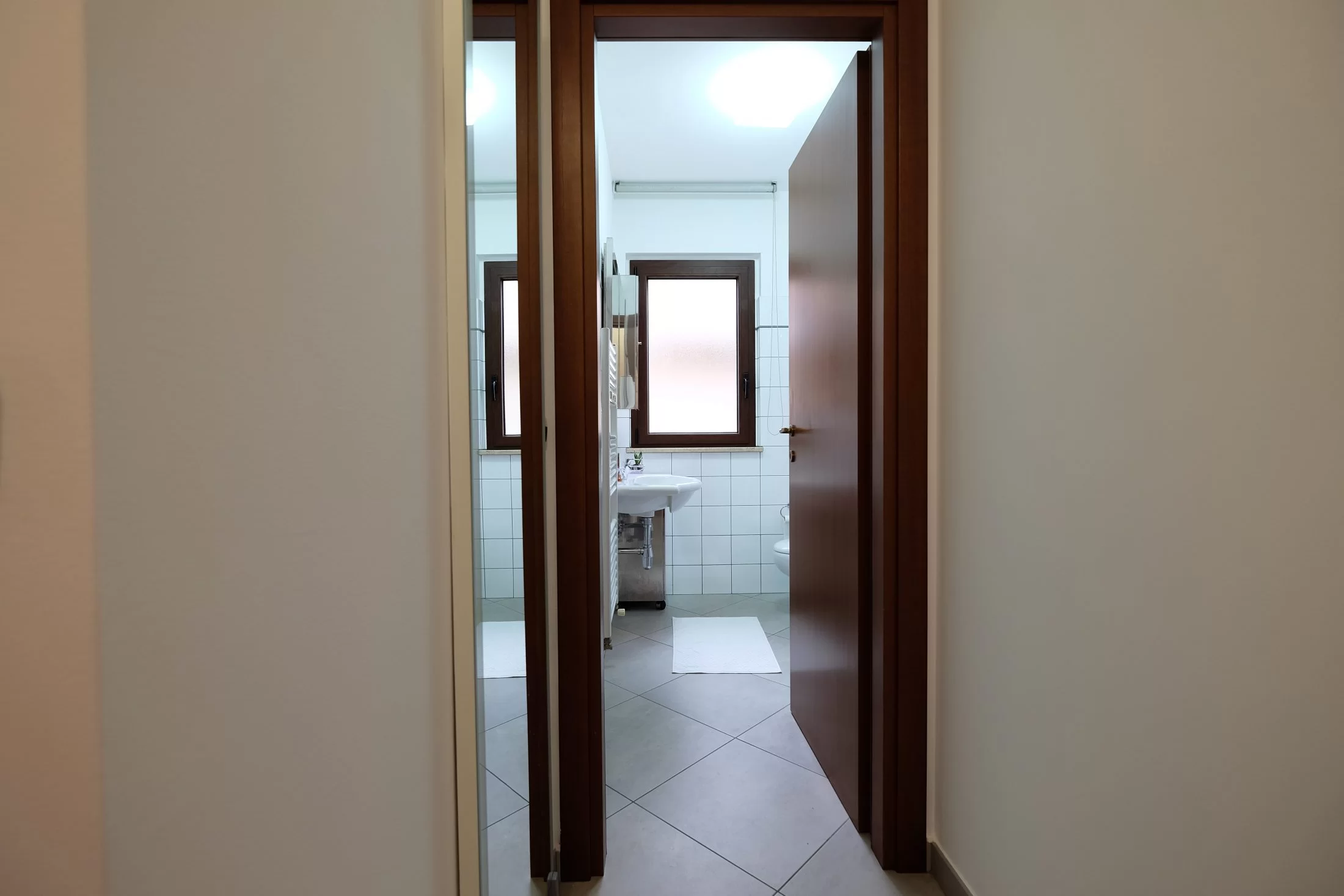 Corridoio e l'entrata per il bagno Appartamento Pineto Vacanza Mango
