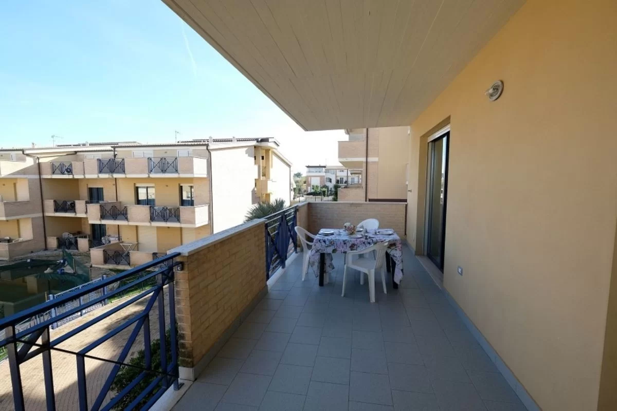 Balcone con panorama Appartamento Pineto Vacanza Green Bay A12
