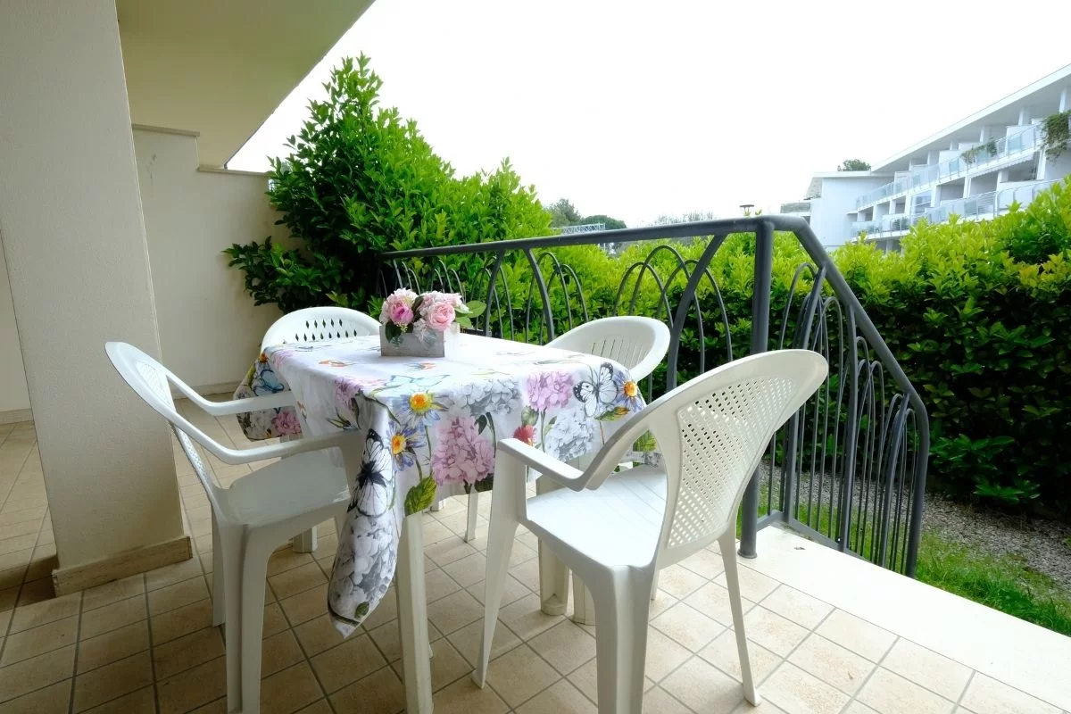 Cortile con tavolino da giardino e sedie bianche Appartamento Pineto Vacanza Micaene C3