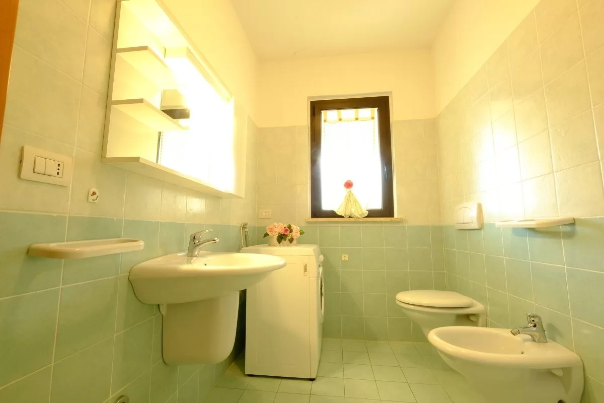 Bagno con lavandino, credenza, gabinetto e bidet Appartamento Pineto Vacanza Micaene C3