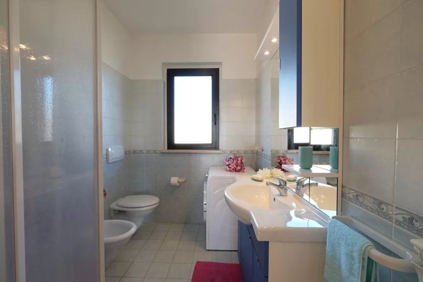 Bagno con lavandino, credenza, bidet e gabinetto Appartamento Pineto Vacanza Micaene Duplex