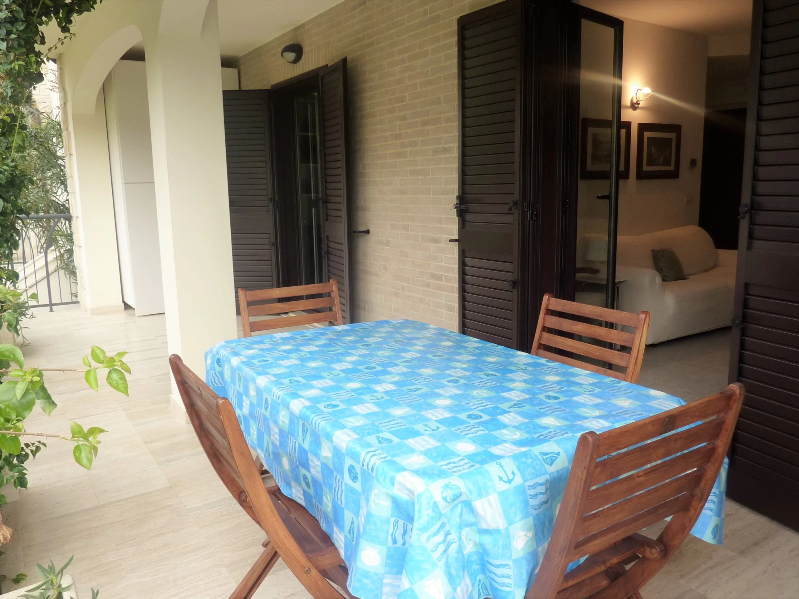 Cortile con tavolo e sedie da giardino Appartamento Pineto Vacanza Micaene Luxury