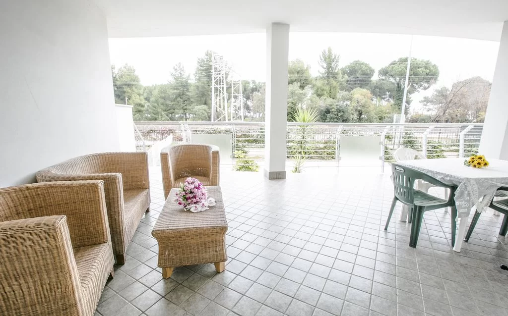 Balcone con divanetti da giardino e tavolino Appartamento Pineto Vacanza Myconos Deluxe D3