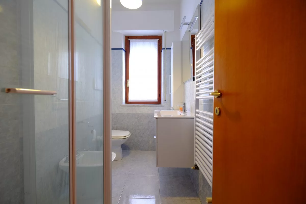 Bagno con doccia, lavandino, bidet e gabinetto Appartamento Pineto Vacanza Orchidea 1