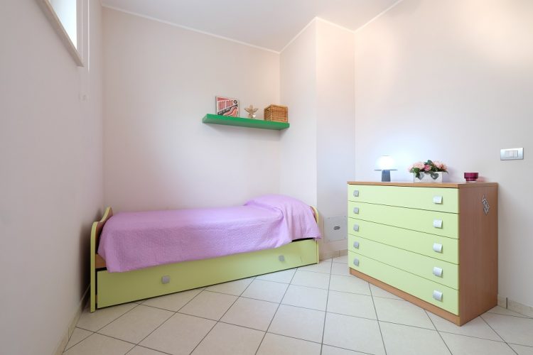 Camera singola con un letto ed un comò Appartamento Pineto Vacanza Poseidon 1
