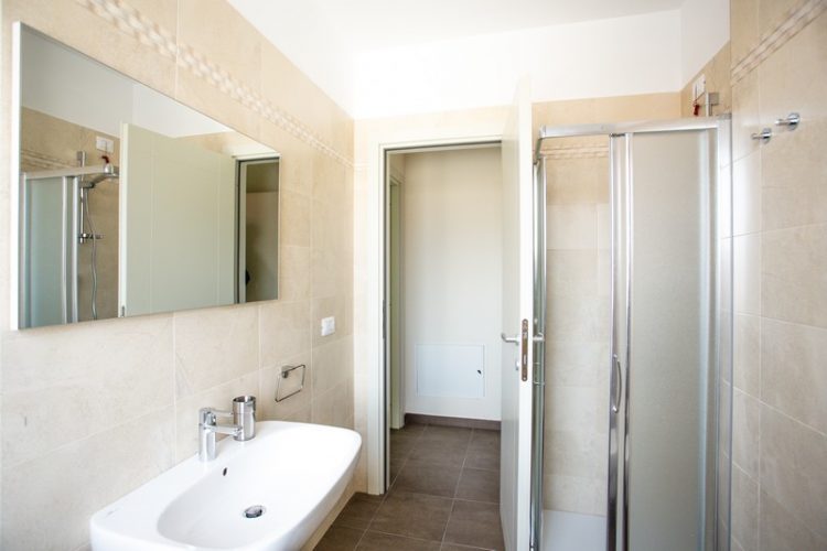 Bagno con doccia, e lavandino con specchio Appartamento Pineto Vacanza Residence Claudia int. V