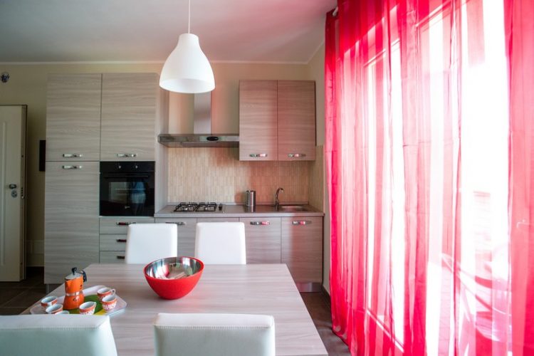 Cucina beige chiaro con tavolo e sedie bianche Appartamento Pineto Vacanza Residence Claudia int. V