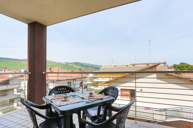 Balcone con tavolo da giardino e sedie verdi con vista panorama Appartamento Pineto Vacanza Residence Claudia int. V