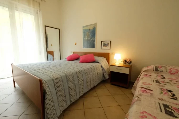 Camera tripla con letto matrimoniale e letto singolo Appartamento Pineto Vacanza Armonia