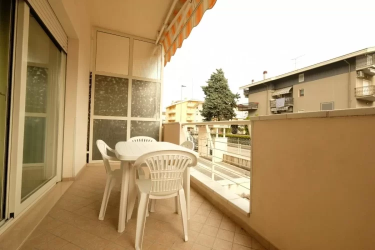 Balcone con tavolo e sedie da giardino Appartamento Pineto Vacanza Armonia