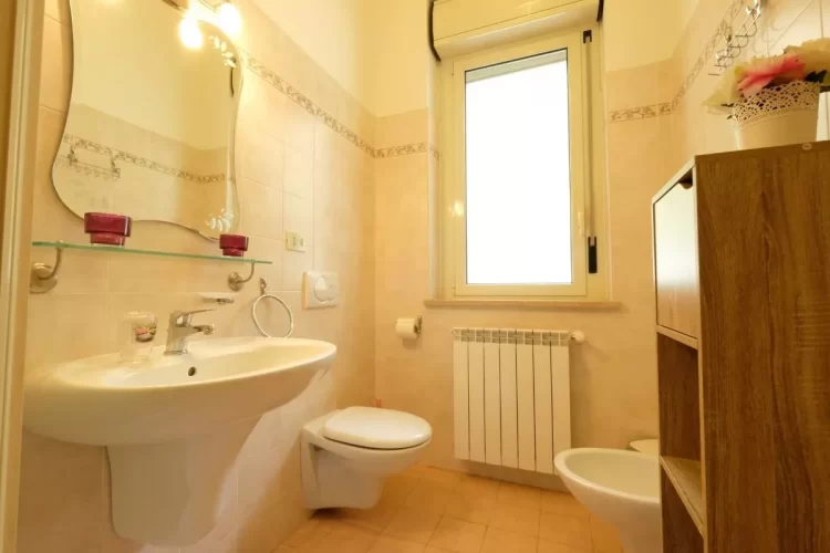 Bagno con specchio, lavandino, bidet e gabinetto Appartamento Pineto Vacanza Armonia