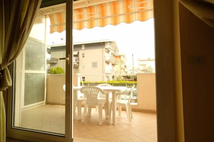 Balcone con tavolo e sedie da giardino Appartamento Pineto Vacanza Armonia