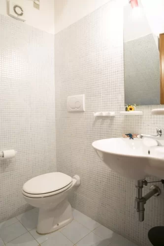 Bagno con lavandino, specchio e gabinetto Appartamento Pineto Vacanza Caterina A2
