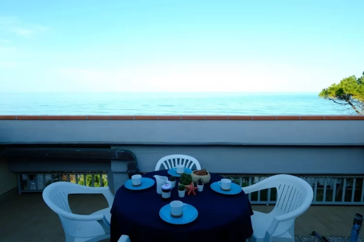 Balcone con vista mare e tavolo e sedie da giardino Appartamento Pineto Vacanza Caterina Vista Mare
