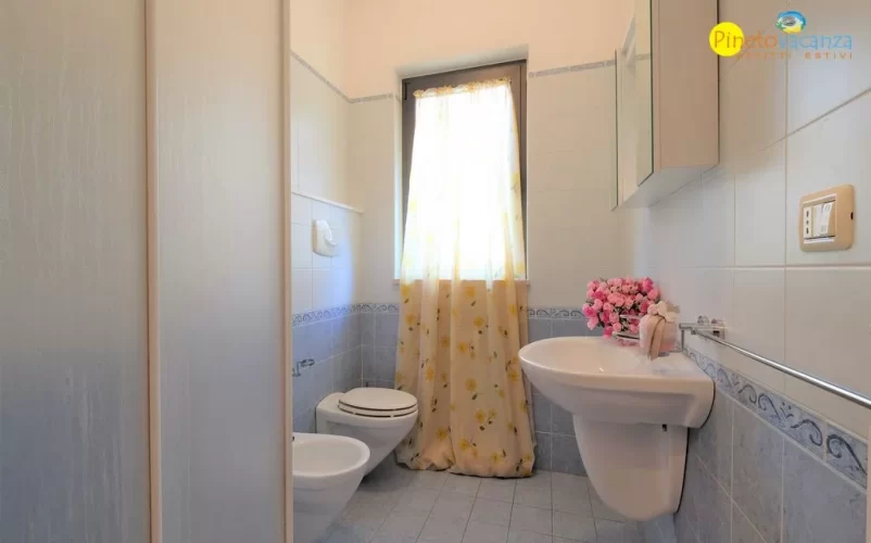 Bagno con specchio, doccia, lavandino, bidet e gabinetto Appartamento Pineto Vacanza Ficus 2
