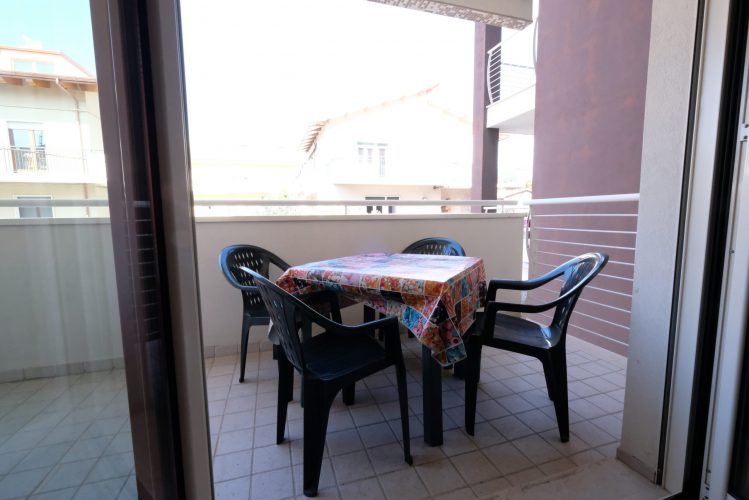 Balcone con tavolo da giardino e sedie verdi Appartamento Pineto Vacanza Residence Claudia int. F