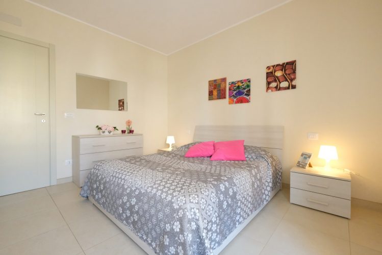 Camera matrimoniale con mobili beige Appartamento Pineto Vacanza Residence Claudia int. F