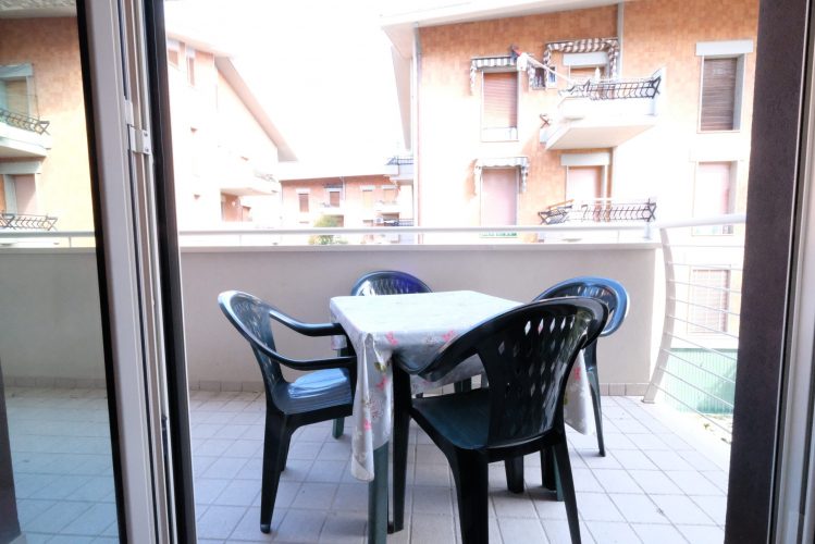 Balcone con tavolo da giardino e sedie verdi Appartamento Pineto Vacanza Residence Claudia int. I