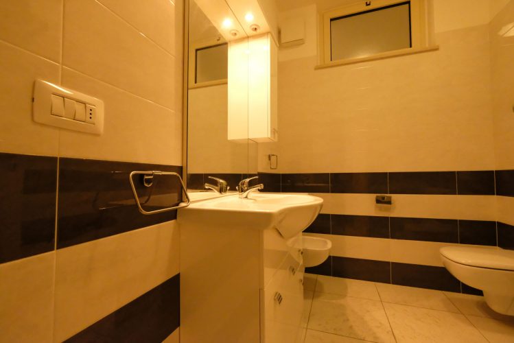 Bagno con credenza a specchio e lavandino Appartamento Pineto Vacanza Residence Claudia int. I