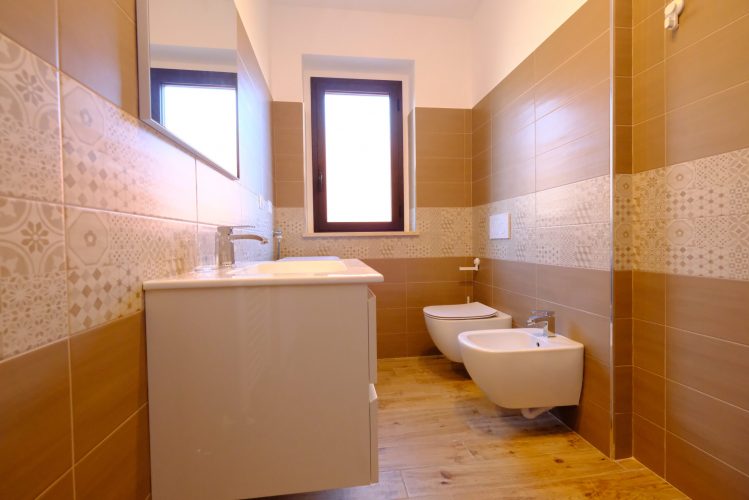 Bagno con lavandino, bidet e gabinetto Appartamento Pineto Vacanza Venere 1