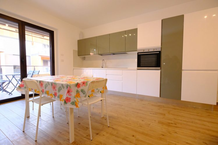 Cucina con tavolo e sedie e finestra Appartamento Pineto Vacanza Venere 1