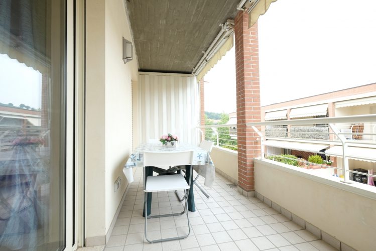 Balcone con tavolo da giardino e sedie con vista panorama Appartamento Pineto Vacanza Poseidon 1