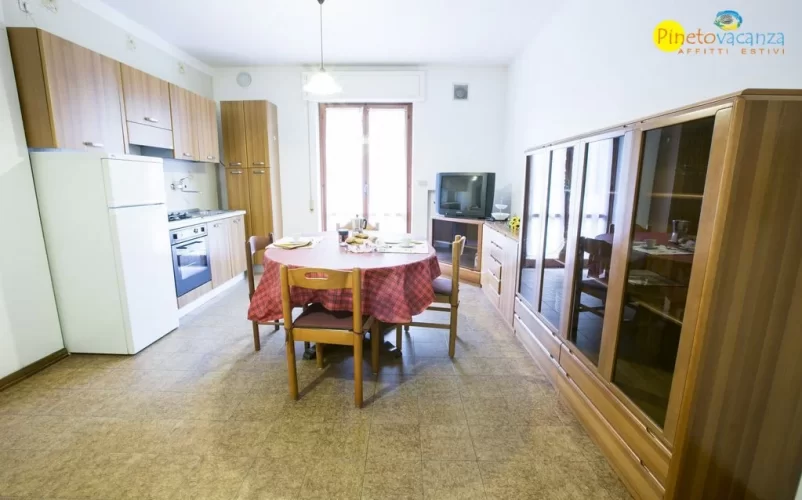 Cucina marrone con tavolo e sedie in legno Appartamento Pineto Vacanza Gemma 4