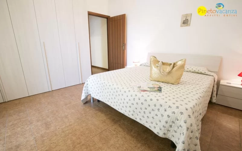 Camera matrimoniale con armadio beige e comodini Appartamento Pineto Vacanza Gemma 4