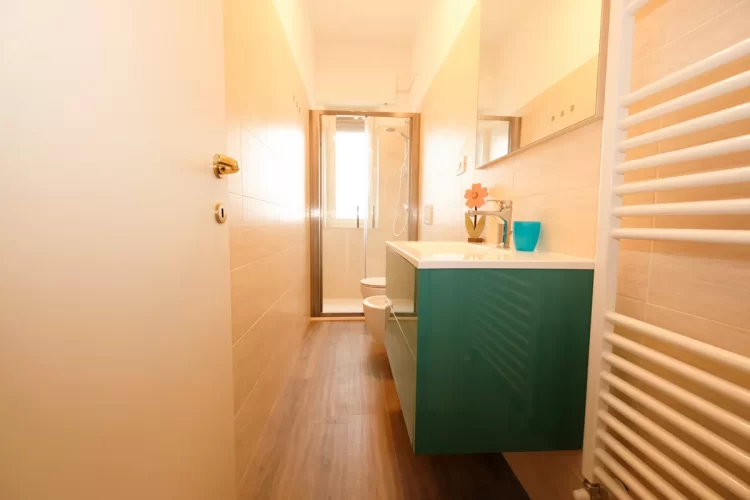 Bagno con lavandino, doccia, bidet e gabinetto Appartamento Pineto Vacanza Il Faro