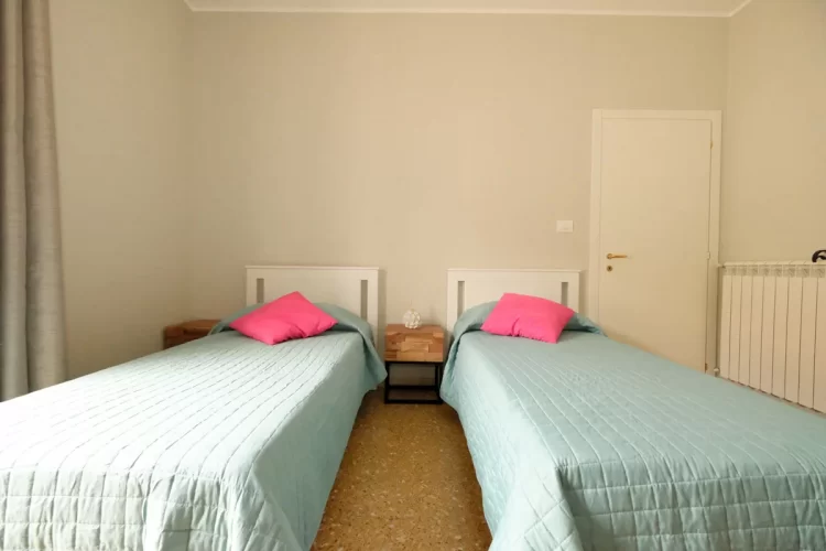 Camera doppia con due letti singoli e comodini Appartamento Pineto Vacanza Il Faro