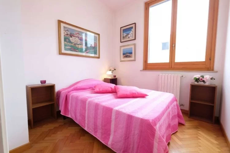 Camera singola con letto singolo e comodini marroni Appartamento Pineto Vacanza Lady