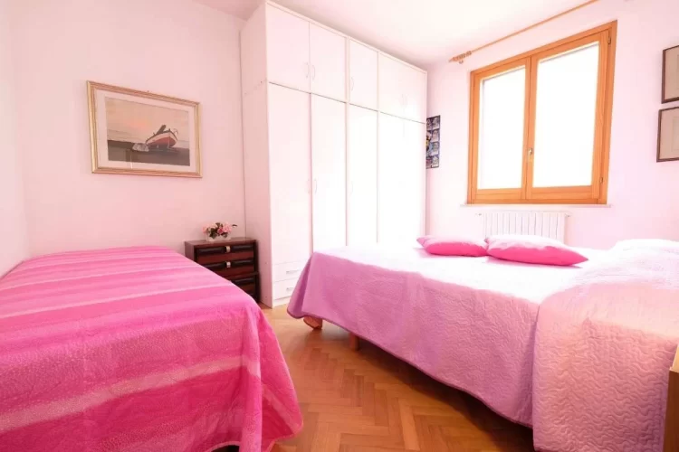 Camera tripla con letto matrimoniale ed un letto singolo con armadio bianco Appartamento Pineto Vacanza Lady