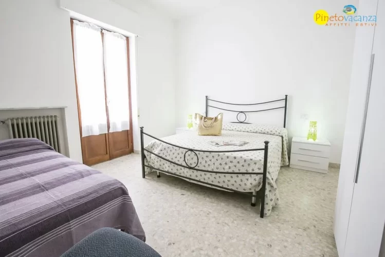 Camera doppia con letto matrimoniale ed un letto singolo Appartamento Pineto Vacanza Le Palme 2