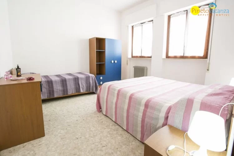 Camera doppia con due letti singoli, comò ed armadietto Appartamento Pineto Vacanza Le Palme 2