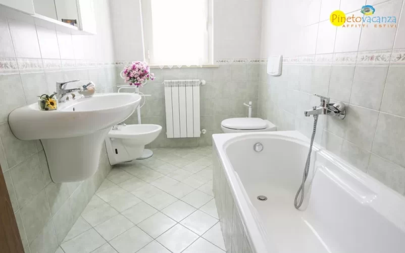 Bagno con vasca da bagno, gabinetto, bidet e lavandino Appartamento Pineto Vacanza Leopardi