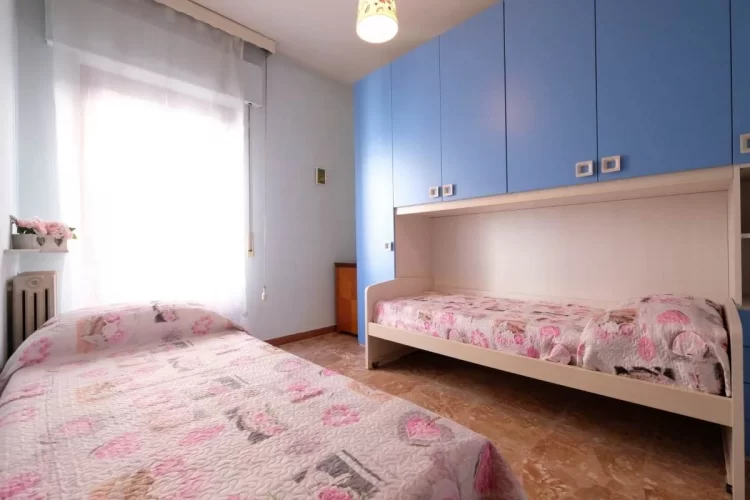 Camera doppia con due letti singoli ed armadio blu Appartamento Pineto Vacanza Malibù 5