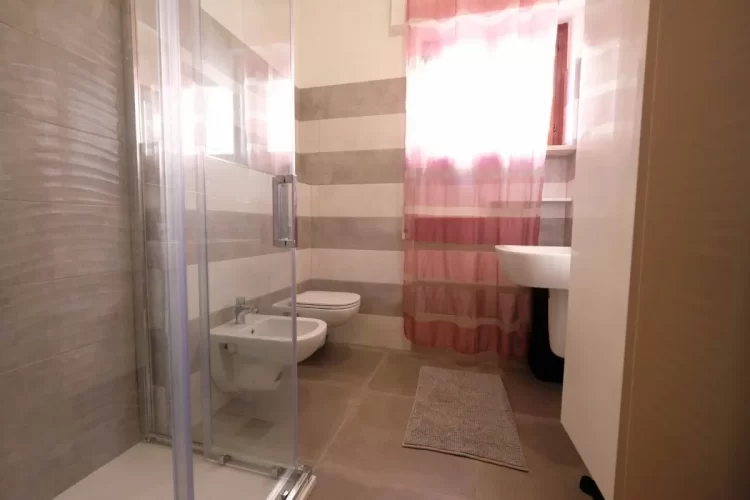 Bagno con doccia, bidet, gabinetto e lavandino Appartamento Pineto Vacanza Malibù 5