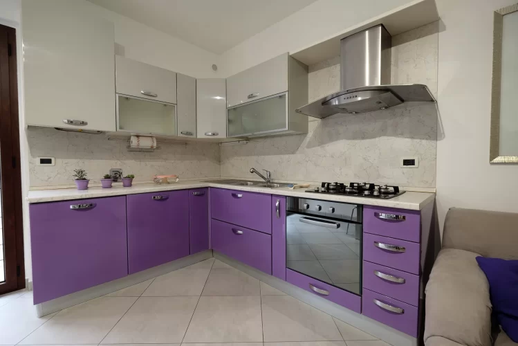Cucina bianca e viola Appartamento Pineto Vacanza Mango